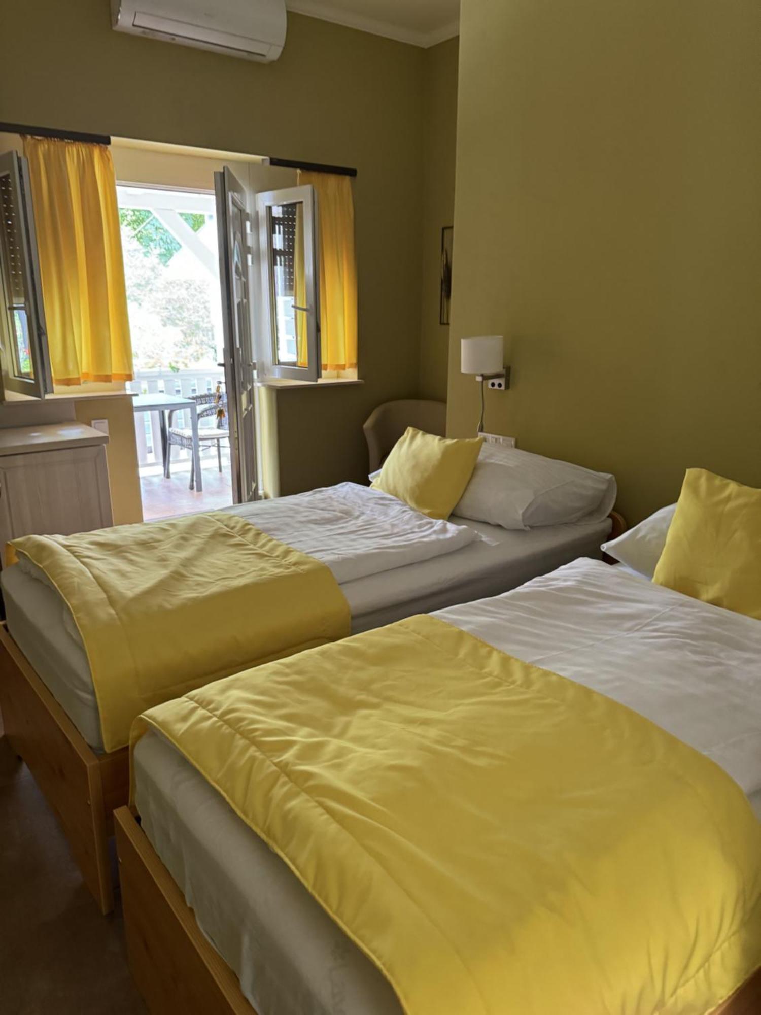 Hotel Szem-S Vendeghaz Balatonszárszó Exterior foto